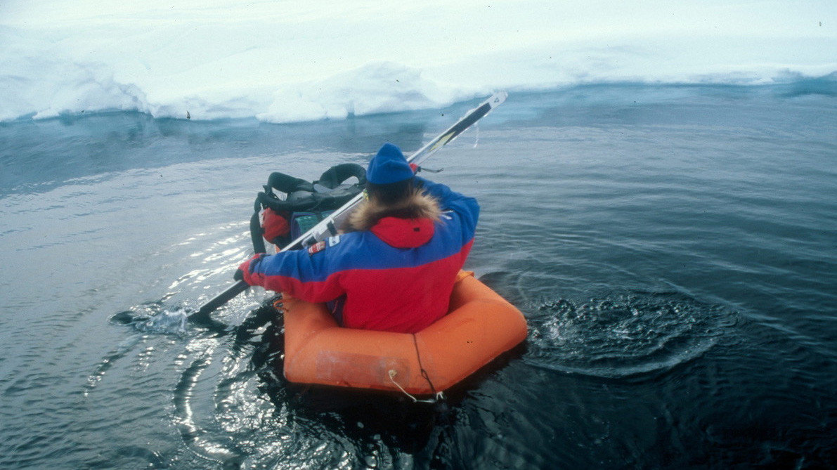 Иногда приходилось пересаживаться в надувную лодку. Фото из архива Михаила Малахова
