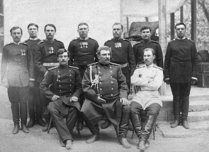 Участники Второй Тибетской экспедиции (1883–1885). Сидят (слева направо): П.К. Козлов, Н.М. Пржевальский, В.И. Роборовский. Фото из архива РГО