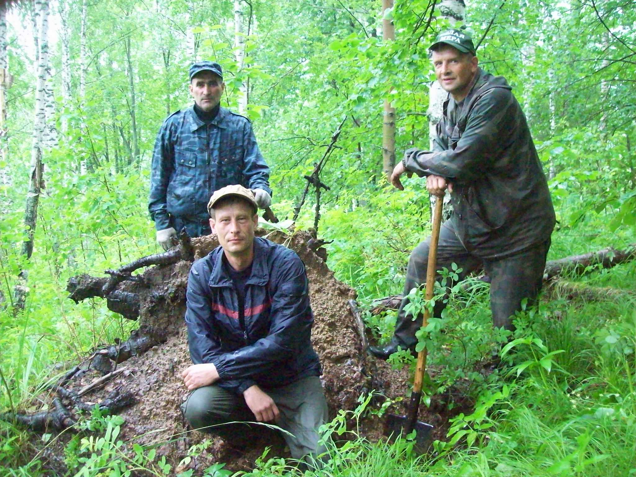Слева направо: Юрий Жуков, Дмитрий Брянцев (сидит) и Олег Гусев у 