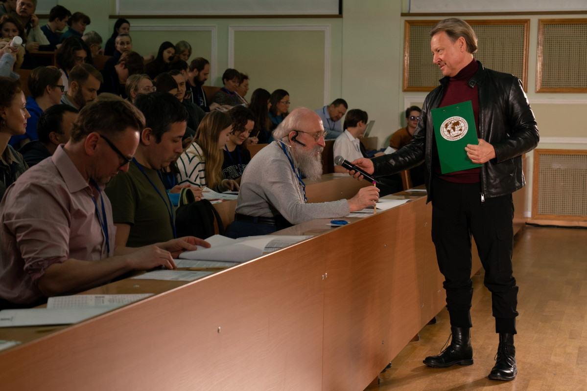 The legendary polymath Anatoly Wasserman took part in the Geographical Dictation. Dmitry Kharatyan, actor of theater, cinema, television, and dubbing, TV presenter, film producer, People's Artist of Russia, reached out to him for comment. Photo: Anna Yurg