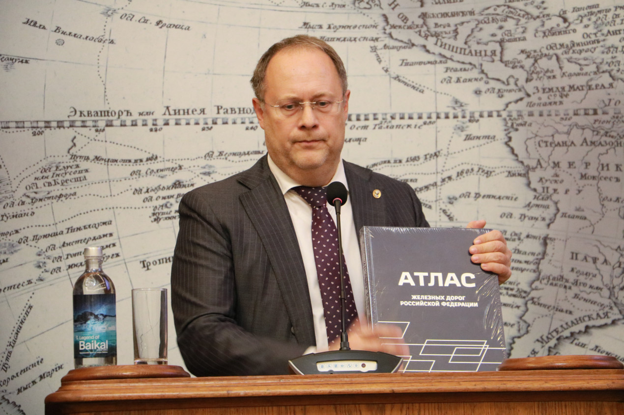 “The Atlas of Railways of the Russian Federation” is presented by Igor Rosenberg, Doctor of Technical Sciences, professor, Scientific Director of the Russian University of Transport. Photo: Tatiana Nikolaeva/RGS press service