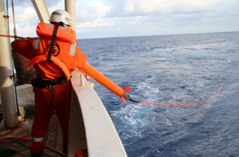 Fig. 5. The measurement the Earth’s magnetic field parameters with a marine magnetometer by a specialist of JSC “Yuzhmorgeologiya”