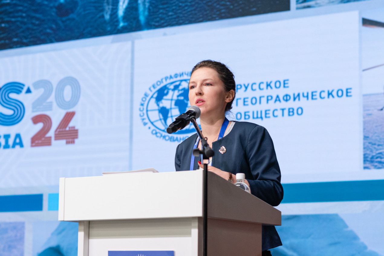 Заместитель директора Департамента экспертно-аналитической и международной деятельности РГО Светлана Воробьева выступает с презентацией Дня географа БРИКС на 6-й встрече рабочей группы БРИКС по сотрудничеству в океанической и полярной зонах исследований. Мурманск, 14 июня 2024 года. Фото: пресс-служба Минобрнауки России