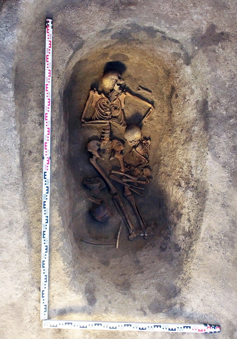 Захоронение женщины с ребенком в могильнике Итколь II, Хакасия. Фото: пресс-служба ИИМК РАН