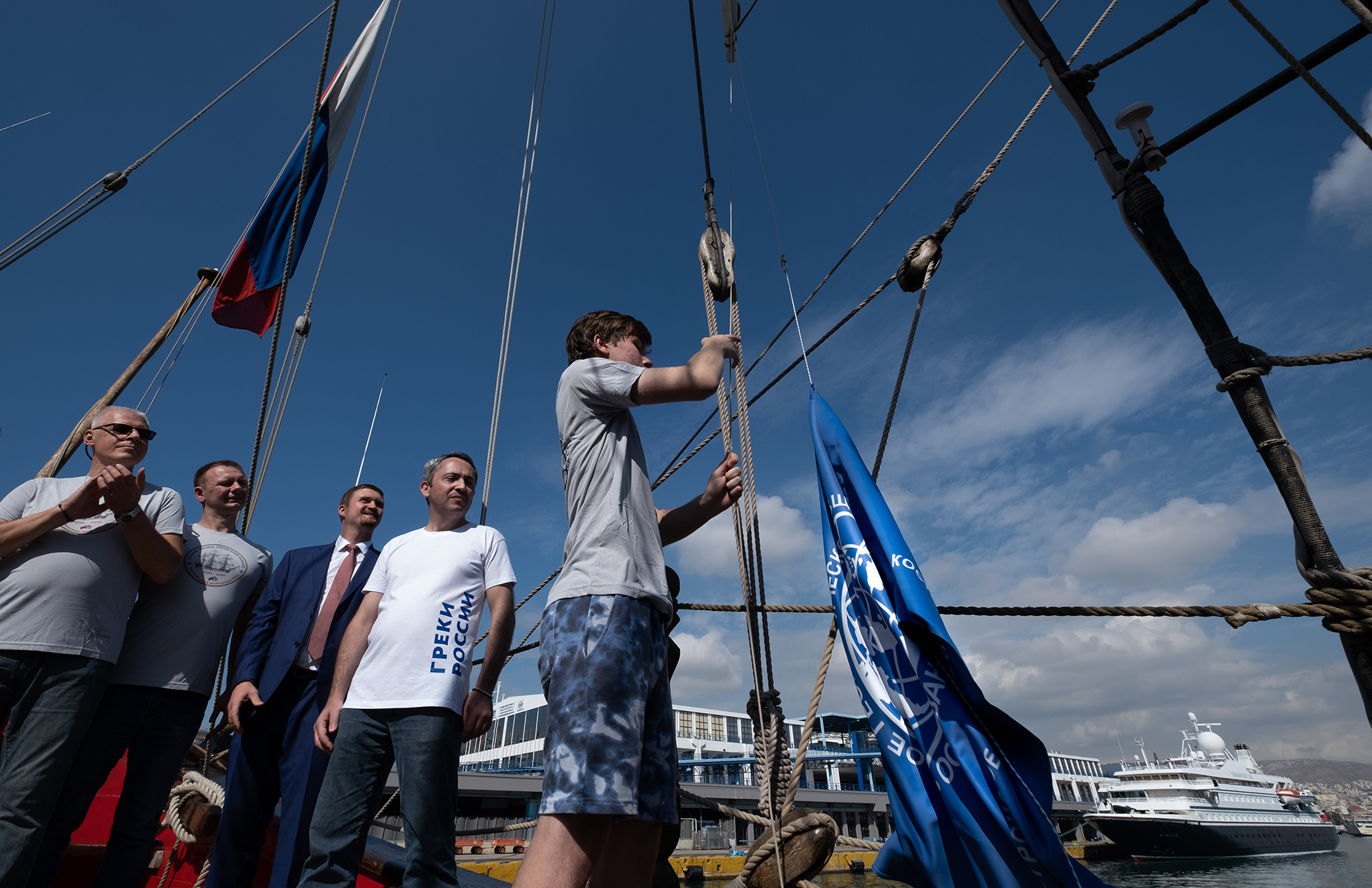 Церемония подъема флага Русского географического общества над фрегатом 