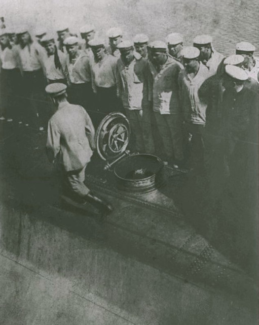 Иосиф Сталин (кадр со спины) покидает подводную лодку Д-1 в составе ЭОН-1 в Беломорске в 1933 году. Фото: архивы фонда «Люди моря» 