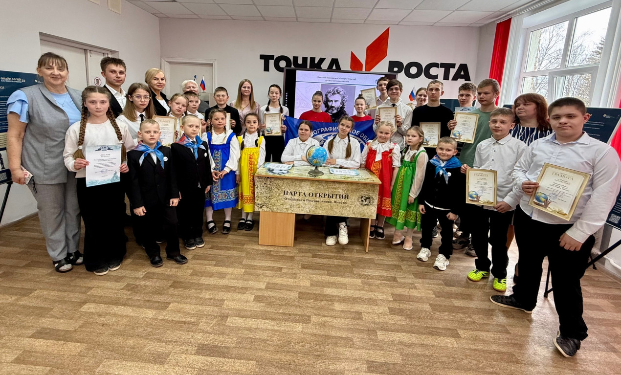 Участники торжественной церемонии в средней школе деревни Перёдки. Фото: Пёредская средняя школа