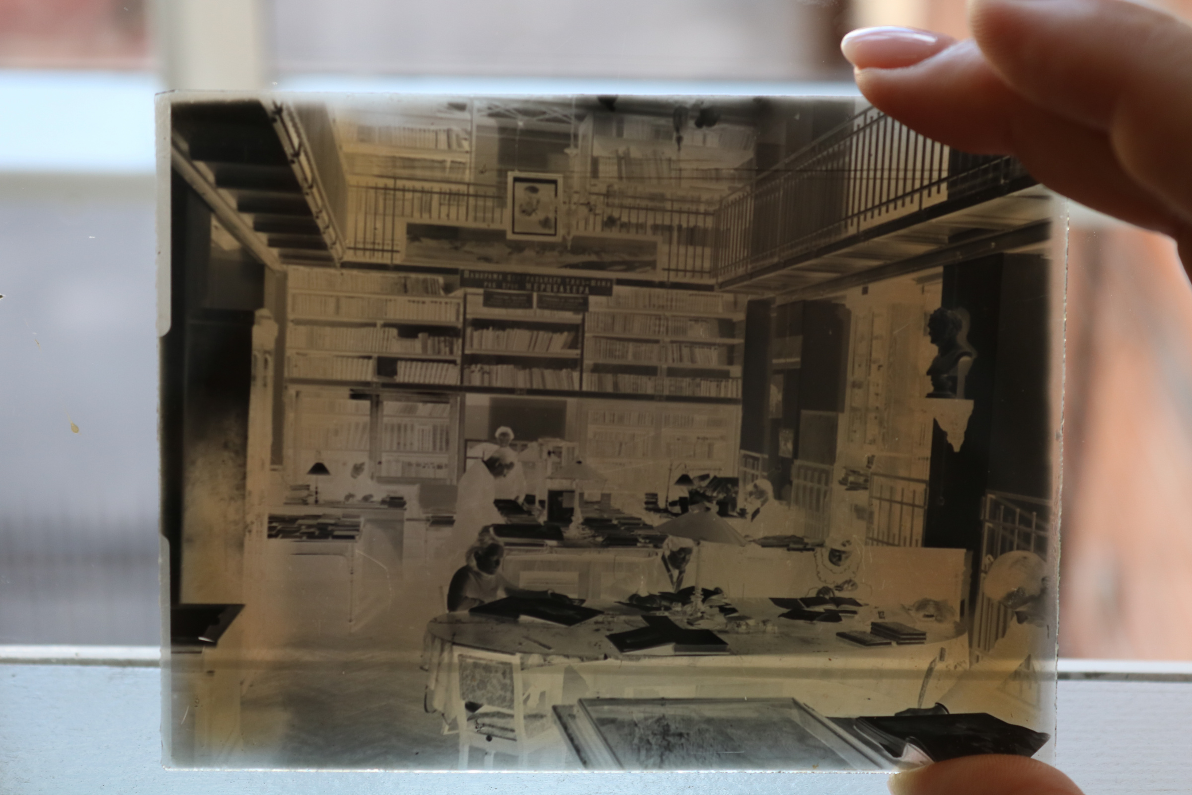 Стеклянная пластина (негатив) с изображением библиотеки РГО, переданная А.П. Кожемякиным. Фото: Татьяна Николаева 