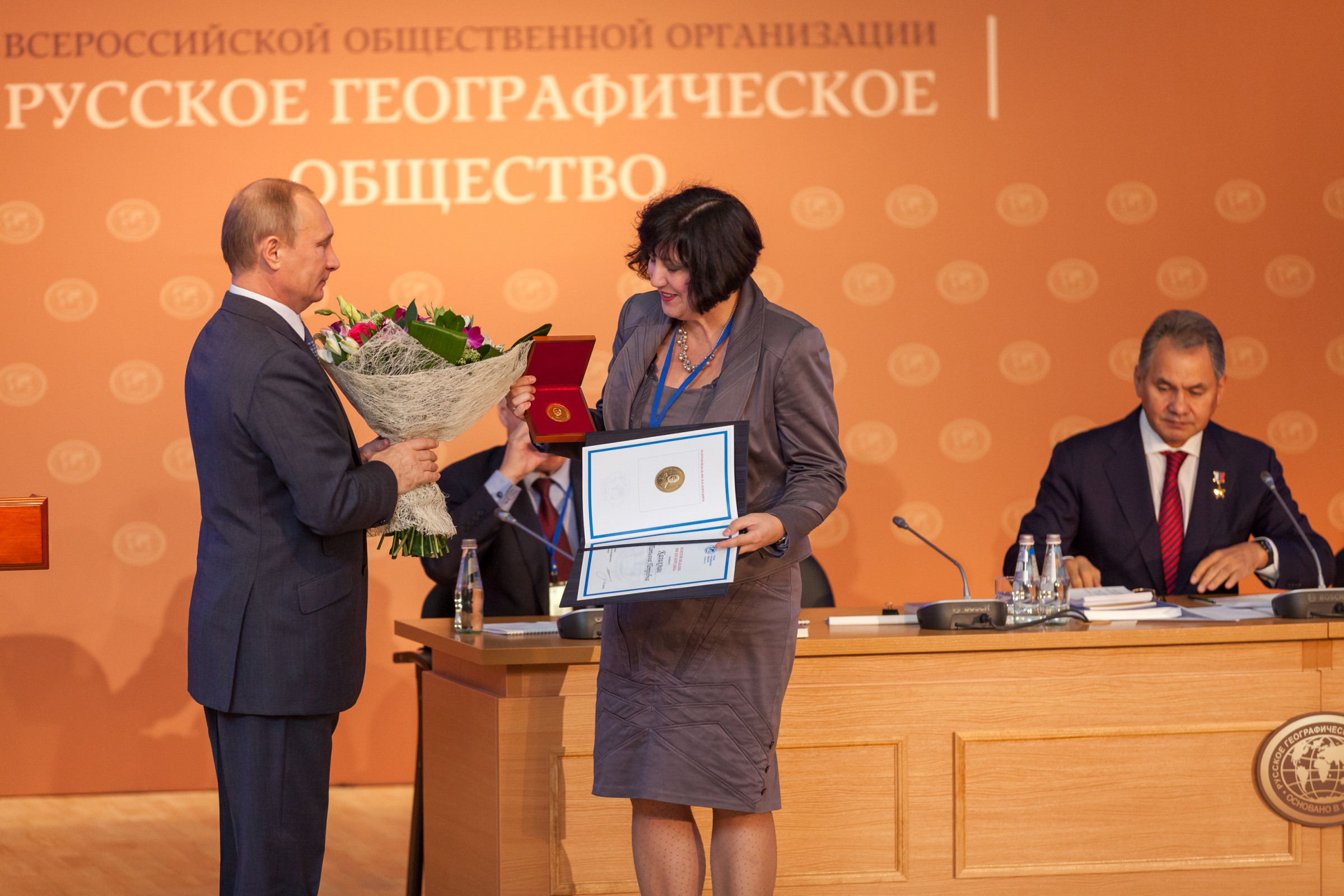 Владимир Путин вручает медаль Татьяне Калихман