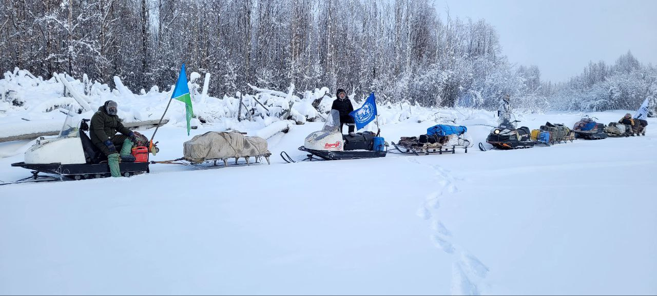 Группа поддержки с флагом РГО. Фото: Telegram-канал 