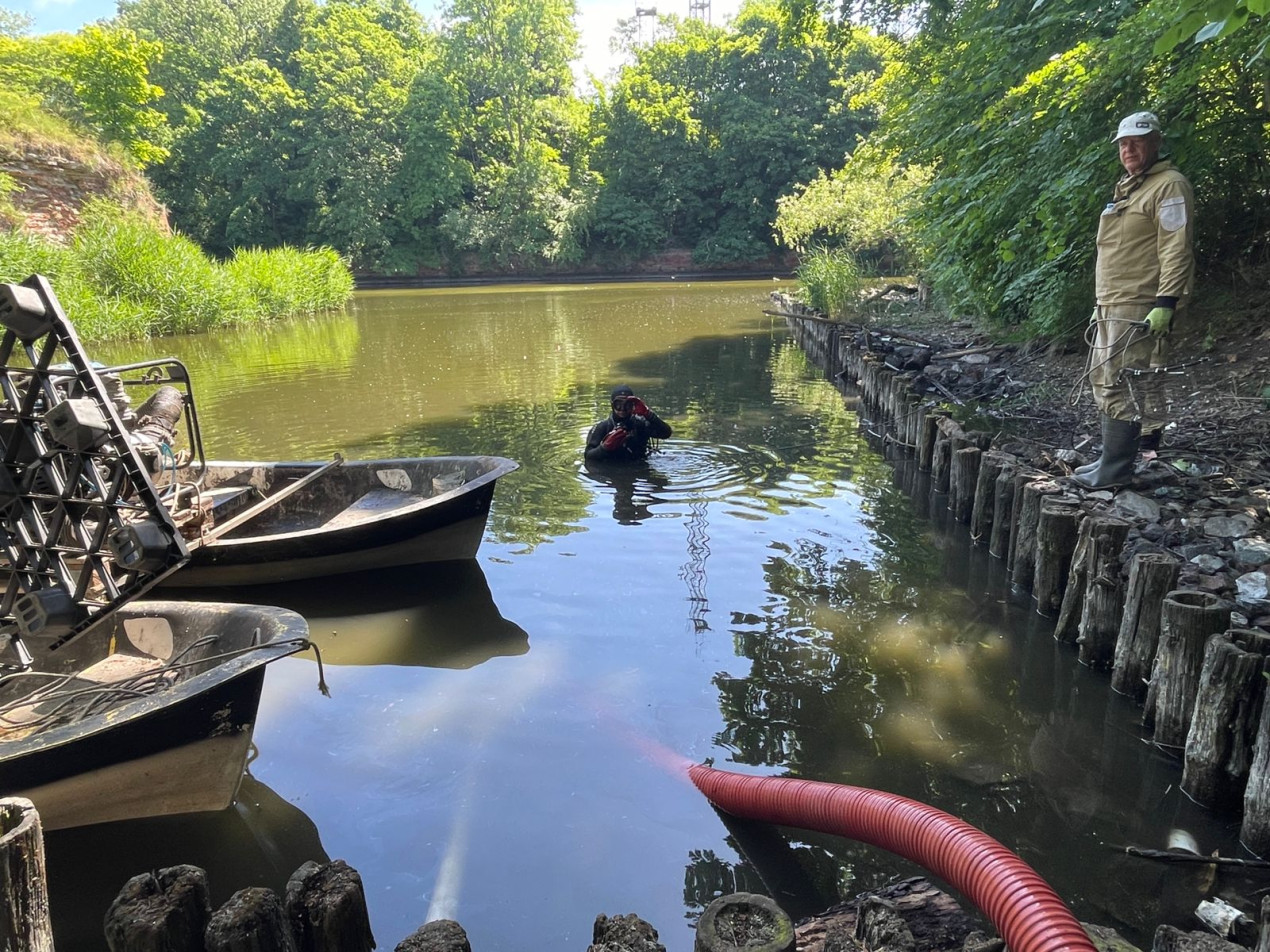 Водолазы достают со дна ил и мусор. Фото: Данила Иванов