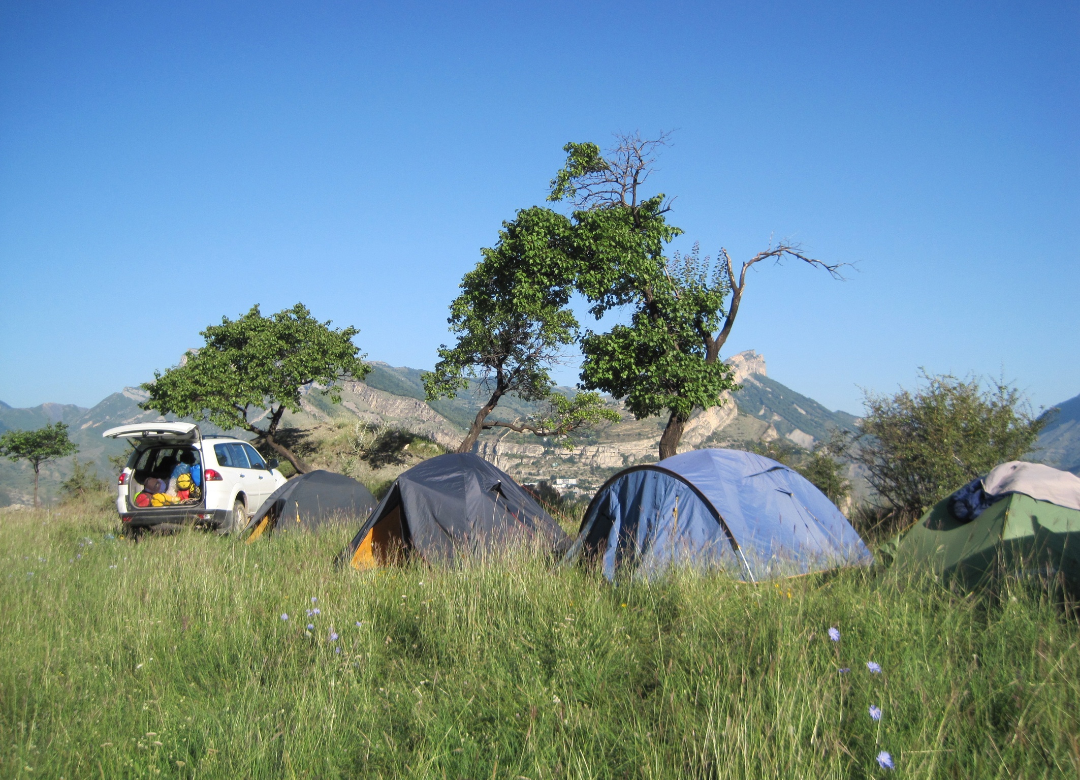 Лагерь спелеологов на фоне плато Гуниб. Фото предоставлено Дагестанским республиканским отделением РГО