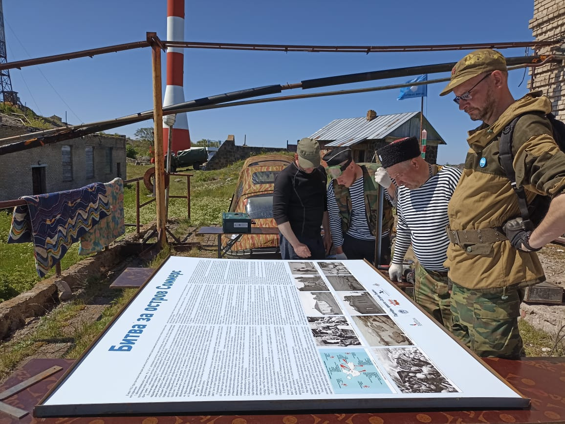 Подготовка информационных стендов с историей острова. Фото предоставлено участниками экспедиции