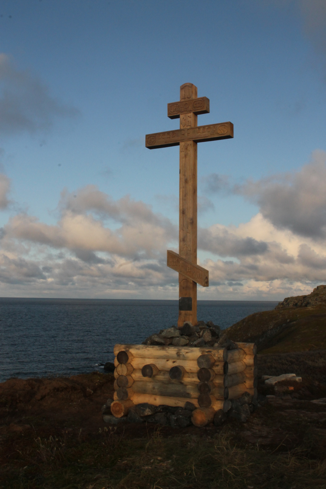 Крест, установленный на месте часовни, освященной в честь Архангела Гавриила, построенной в 1876 г. в память о погибших в 1872 г. моряках со шхуны 