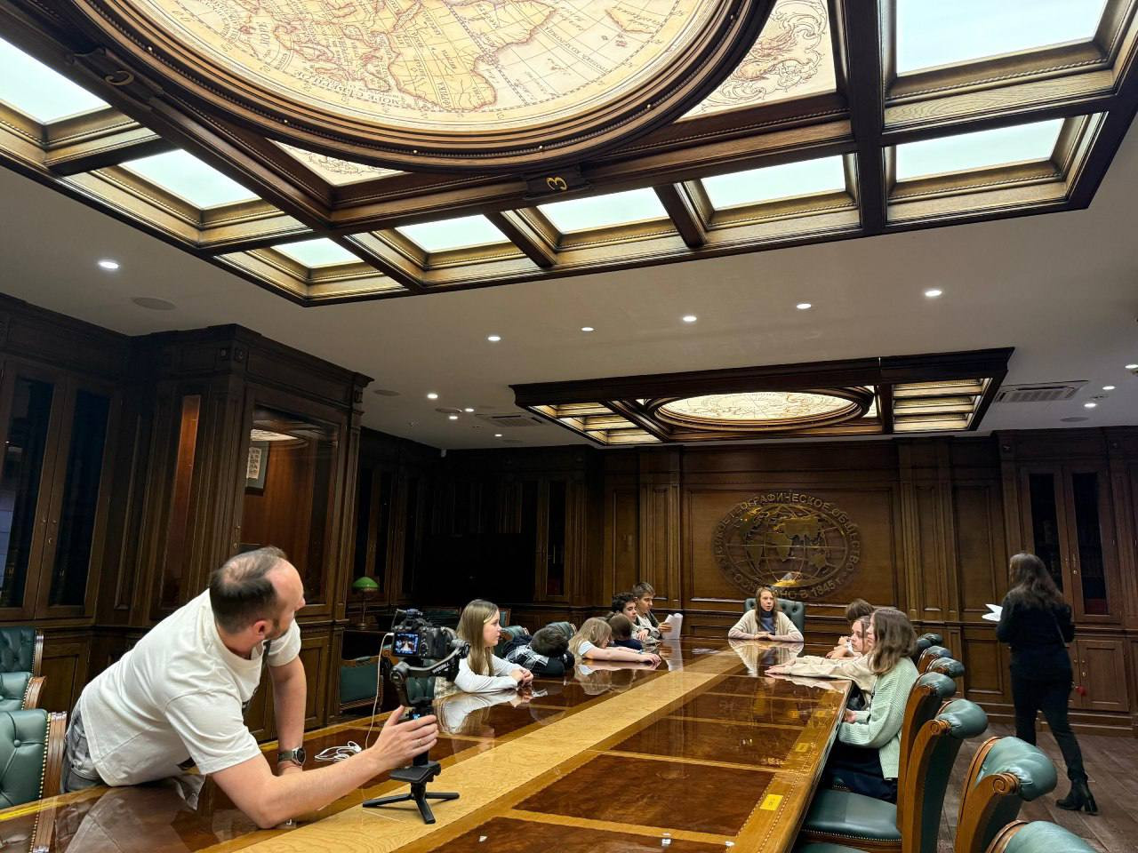 Съемка первой серии в Штаб-квартире РГО в Москве. Фото: проект «Киномозаика»