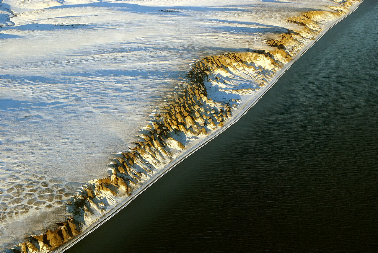 Рельефный берег одного из островов. Фото: Boris Solovyev / wikipedia.org