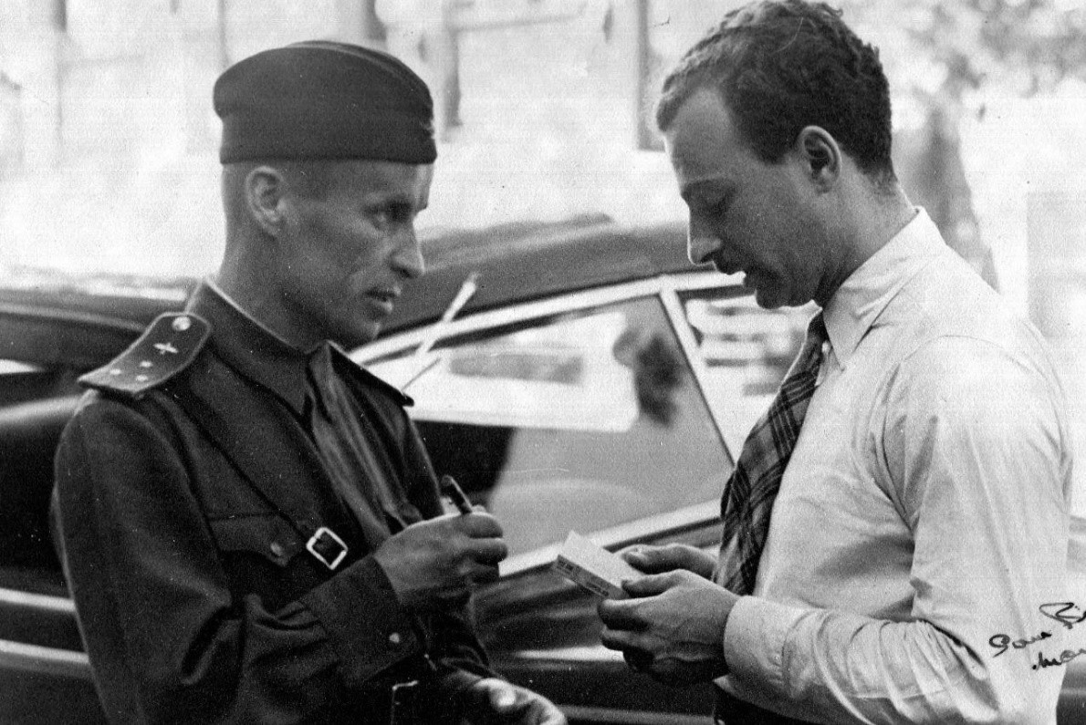 Леонид Дерибин рассказывает американскому журналисту о профессии лётчика. Фото из семейного архива Дерибиных