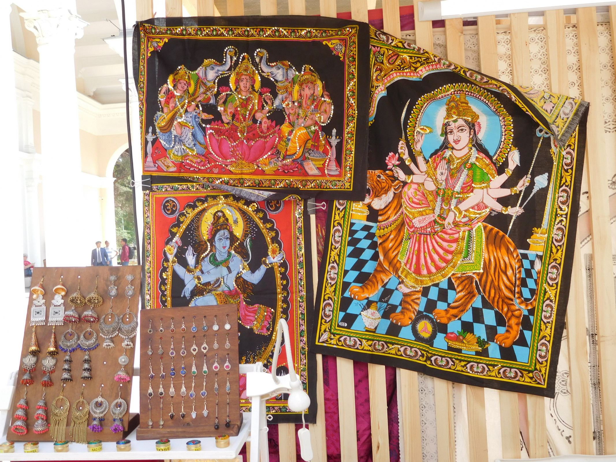 Изделия художественных промыслов Непала. Фото предоставлено ДРО РГО