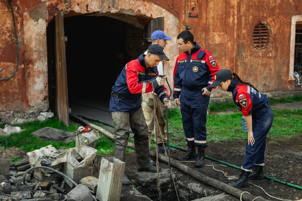 Участники экспедиции расчищают старинный дренажный коллектор. Фото: Евгений Моргунов
