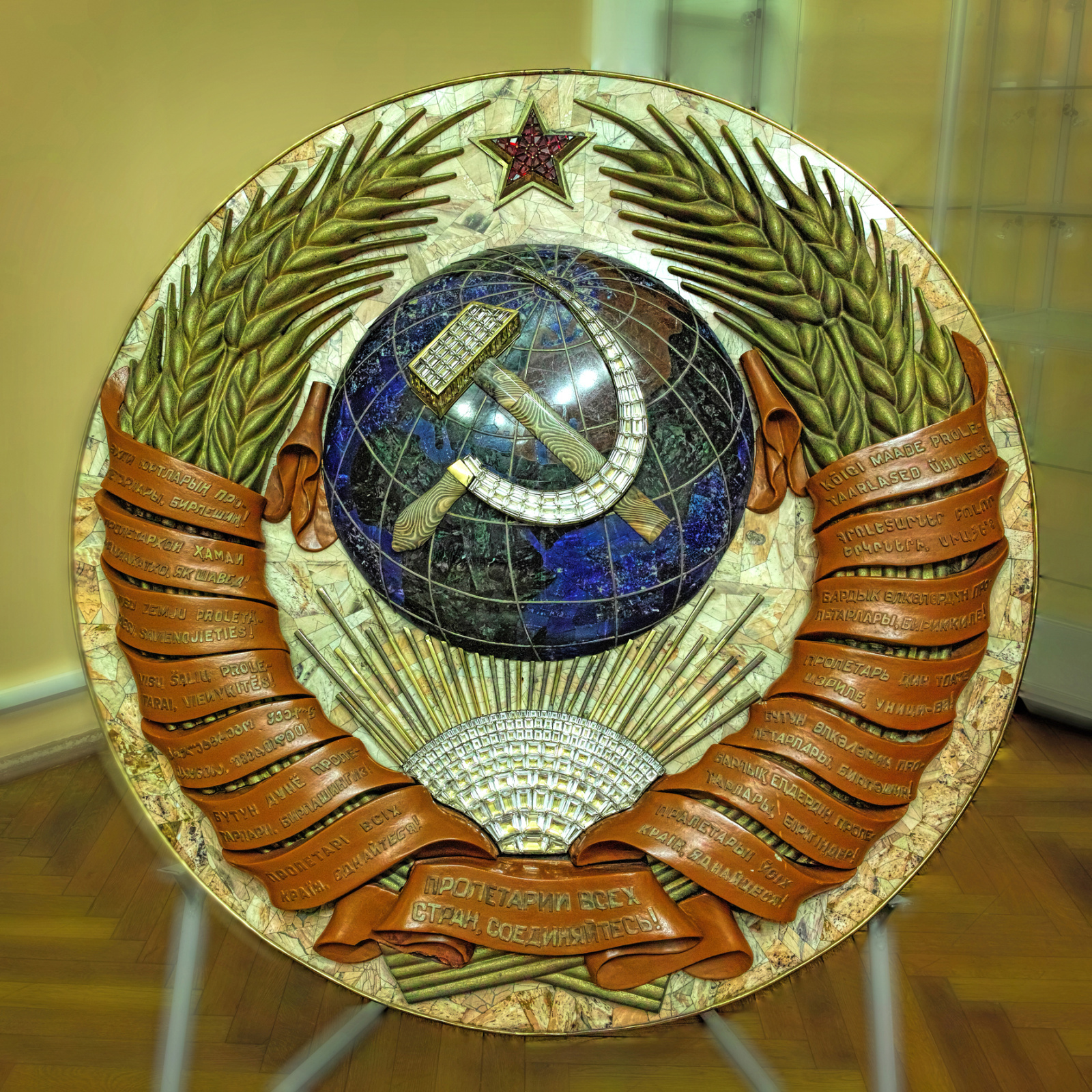 Герб Союза ССР, который венчал мозаичное панно, создан в стилистике самой карты. Фото: ЦНИГР музей