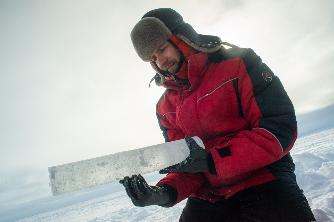During the 2025 expedition, glaciologists drilled glaciers for core sampling. Photo: Vadim Shtrik / GeoPhoto