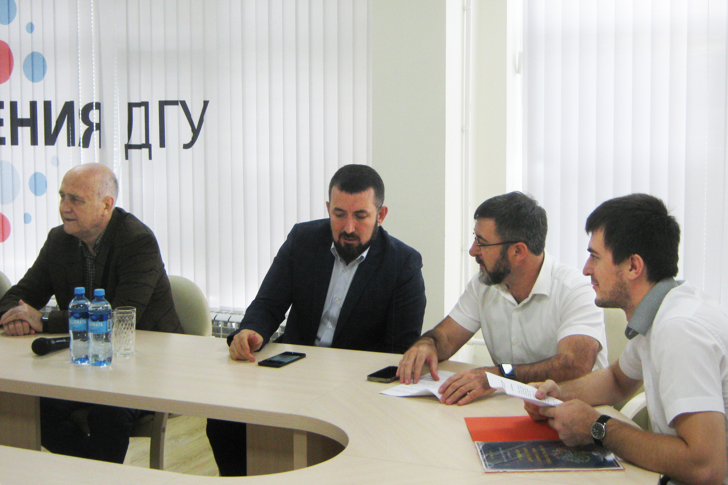 Дискуссия за круглым столом. Фото: Дагестанское отделение РГО
