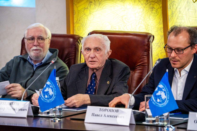 Владимир Котляков (в центре) напомнил о достижениях советской гляциологии. Фото: Владимир Нескоромный/пресс-служба РГО