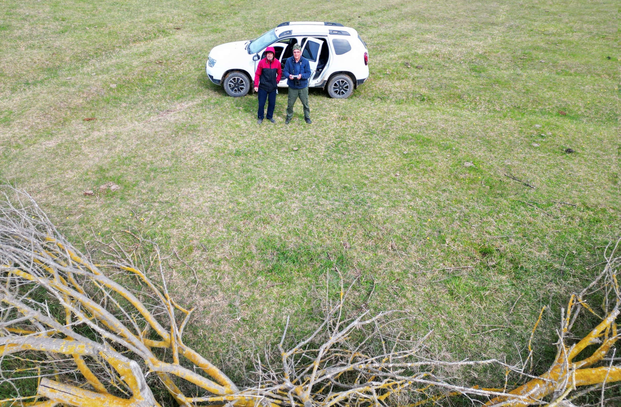 Гаджибек Джамирзоев с коллегой ведут обследование орлиного гнезда. Фото предоставлено Дагестанским заповедником