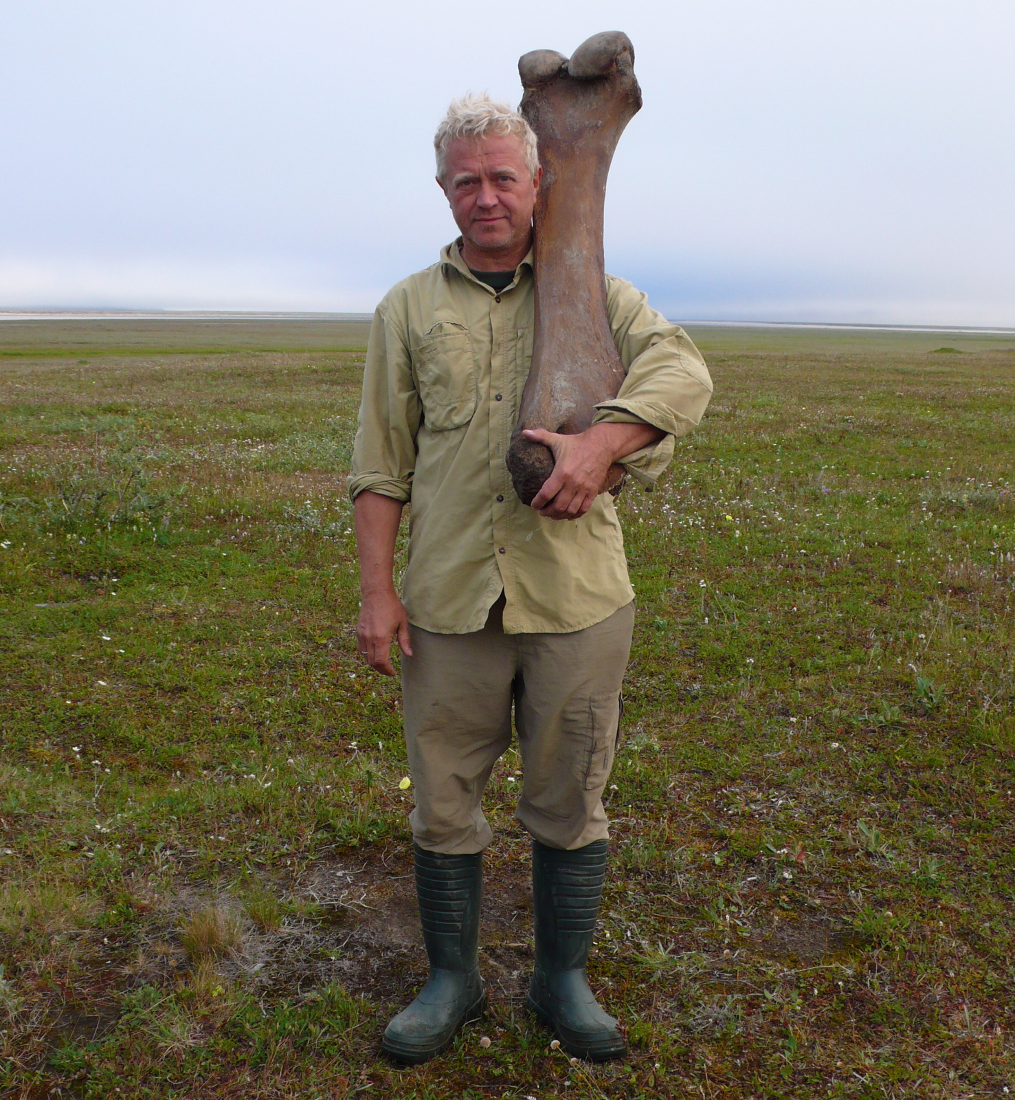 Автор публикации Владимир Горбатовский с костью мамонта на острове Самойлов. Фото из личного архива