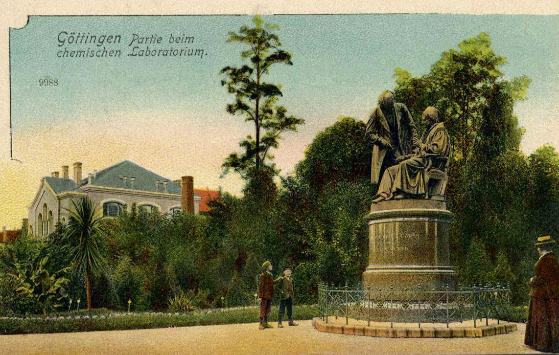 В Гёттингене стоит памятник, на котором Гаусс и Вебер оживлённо обсуждают магнитные поля. Фото: wikipedia.org