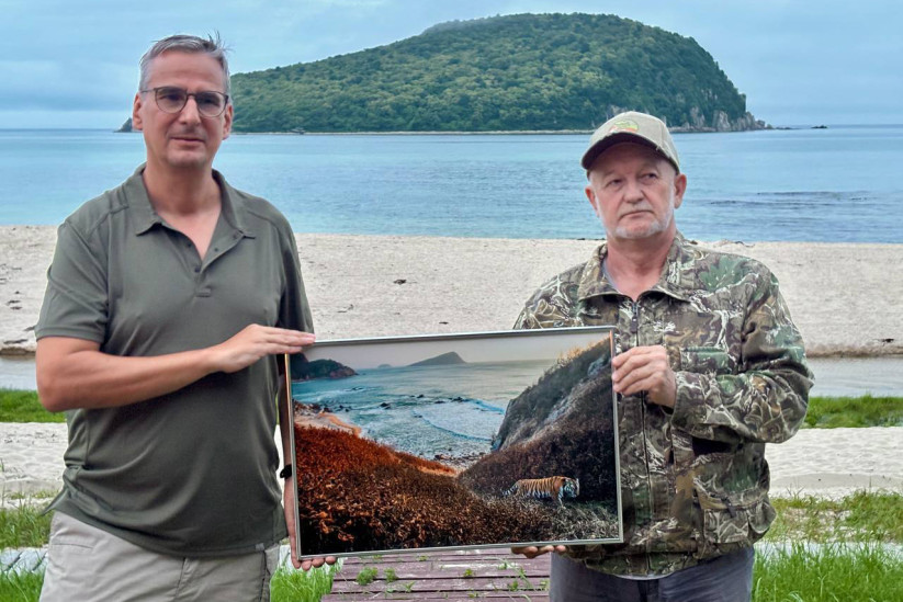 Фотограф Саша Фонсека (слева) и директор Лазовского заповедника Владимир Арамилев. Фото: пресс-служба центра «Амурский тигр»