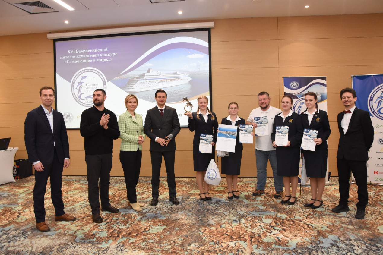 Организаторы и победители конкурса «Самое синее в мире...». Фото: Валерий Гончаров / Краснодарское региональное отделение РГО