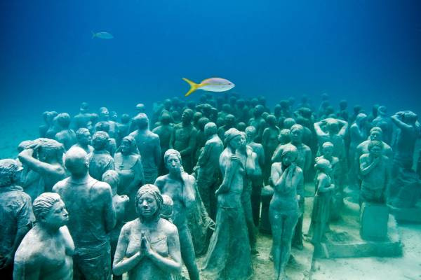 Одна из скульптурных экспозиций подводного музея в Канкуне (Мексика). Фото с сайта meksika.info.