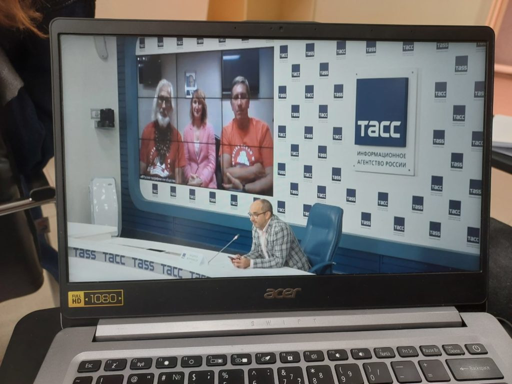 Прямая трансляция пресс-конференции кругосветчиков в ТАСС. Фото: Анна Косихина