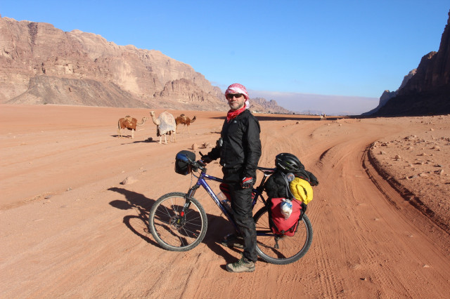 Лектор - Виктор Попов, историк, автор ряда публикаций на тему истории велотуризма. На велосипеде побывал на Кубе, в Исландии, Норвегии, Израиле, Польше, Палестине и Иордании, Турции, Италии, Греции, Албании, других странах.