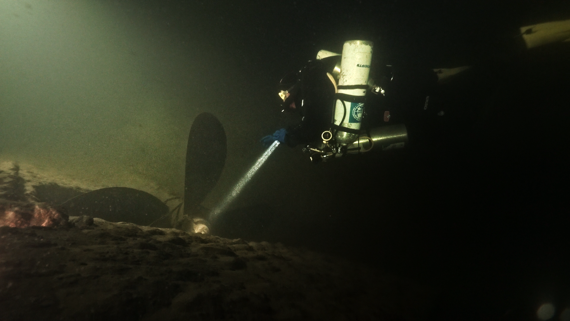 Дайверы обследуют винт плавбатареи West. Фото предоставлено Разведывательно-водолазной командой 