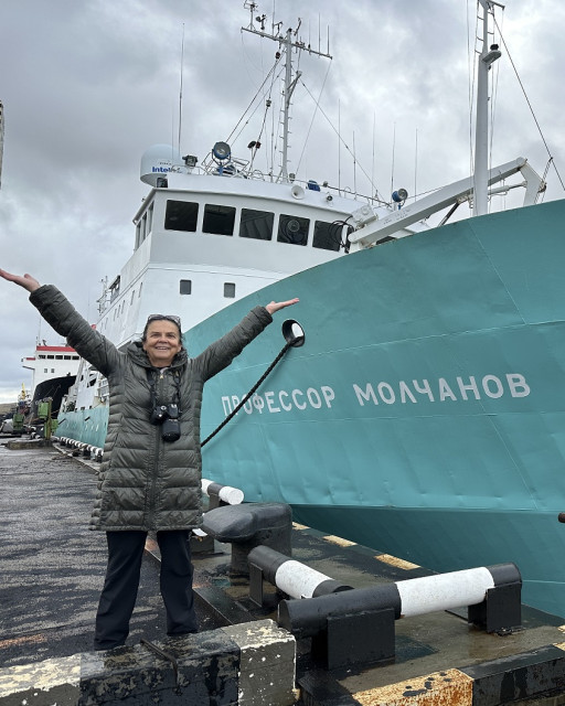 Ольга Батищева на фоне НИС «Профессор Молчанов»