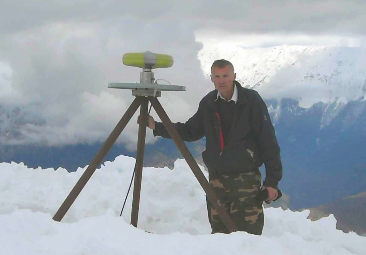 Валерий Шестопалов с прибором для измерения сейсмической активности на хребте Аибга. Фото: ЮНЦ РАН
