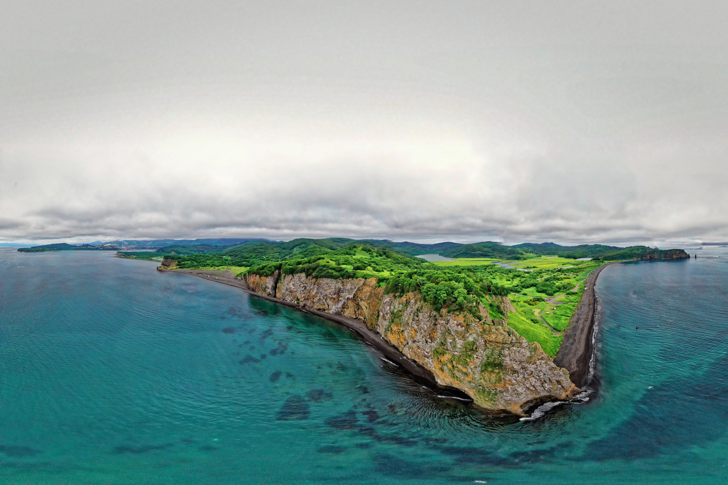 Скалы Авачинского залива. Фото: Павел Ившин, победитель конкурса 