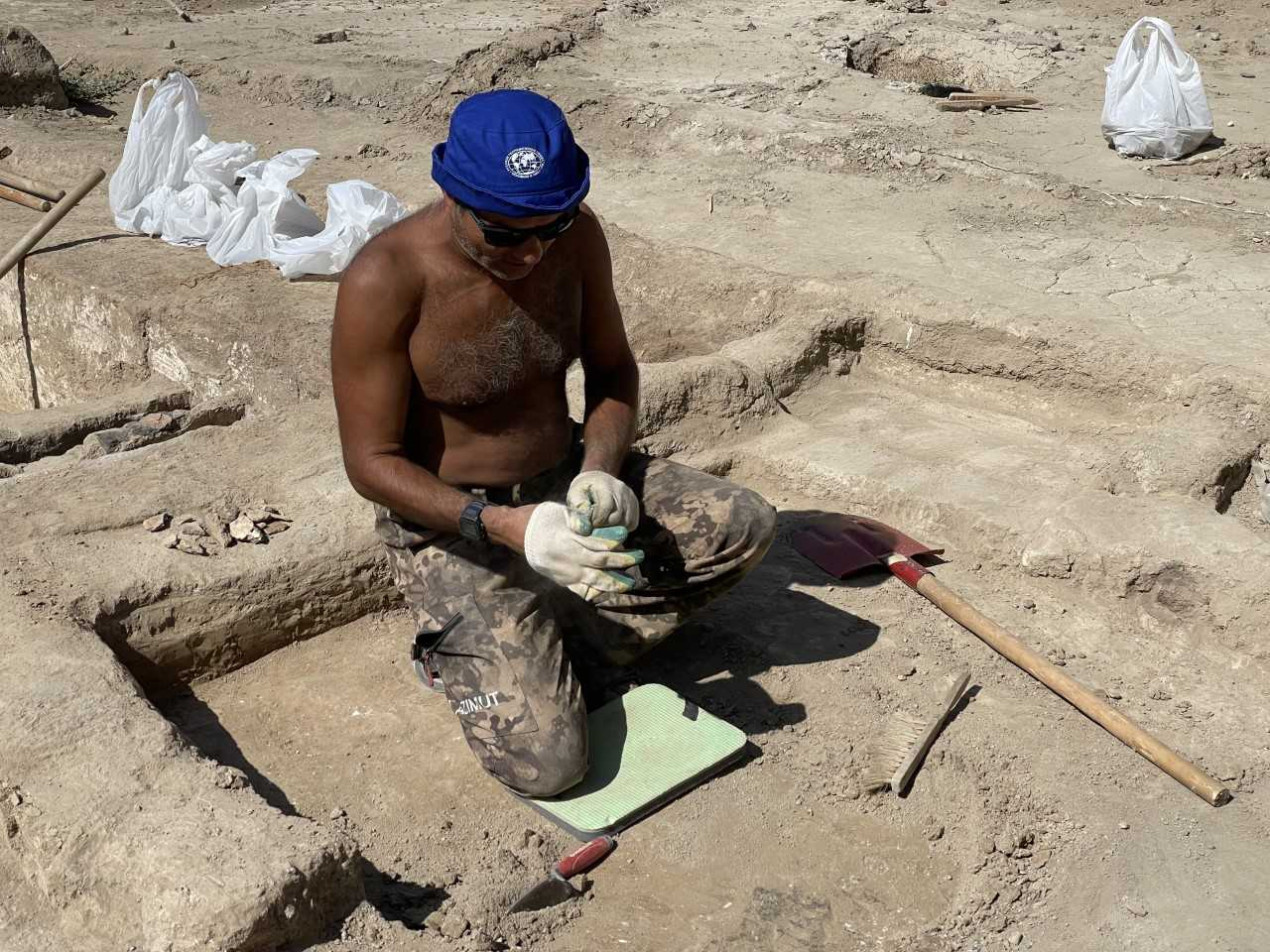 At the excavations. Photo: Complex Southern Turkmenistan Archaeological Expedition