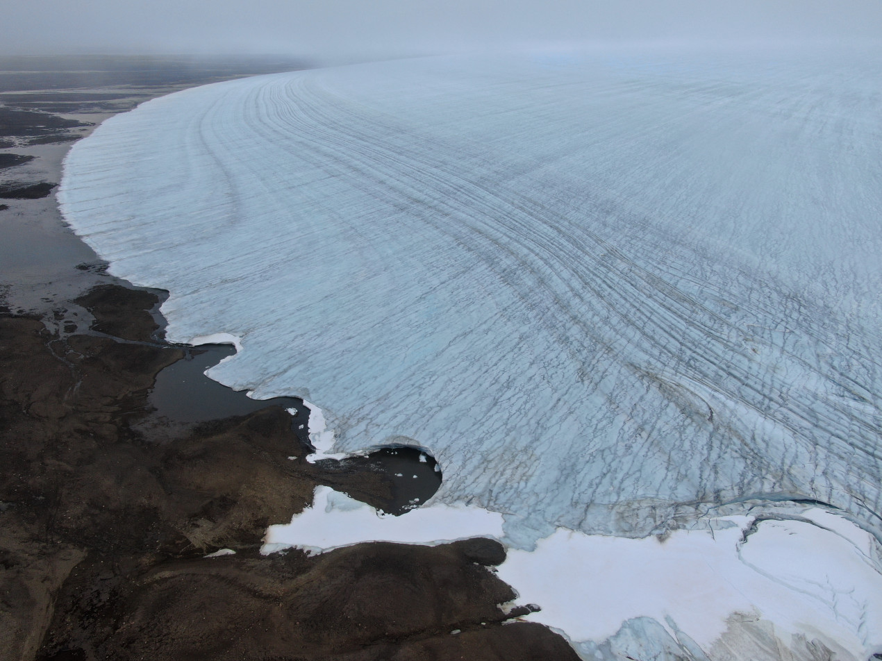 Лучше всего структура льда на краю купола Кропоткина видна с высоты птичьего полета. Фото предоставлено Булатом Мавлюдовым