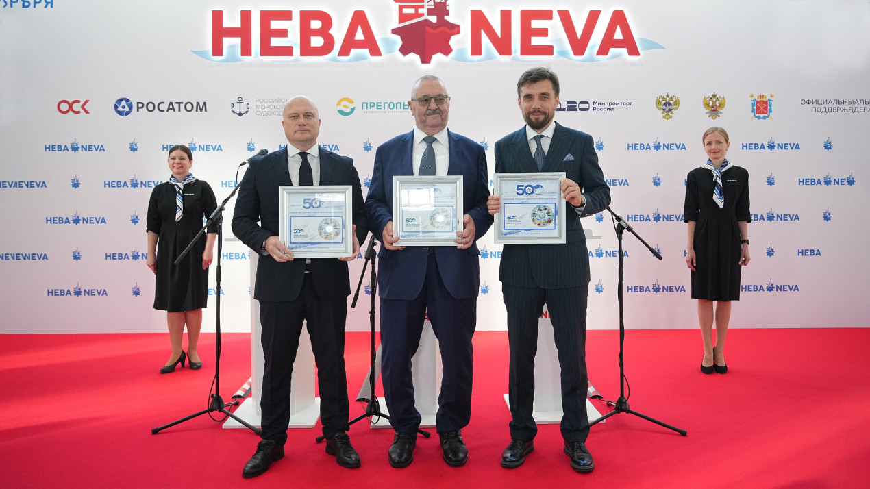 Александр Вакуленко, Вячеслав Рукша и Илья Гуров на церемонии гашения марки, международная выставка и конференция «Нева 2025». Фото: пресс-служба Экспофорум