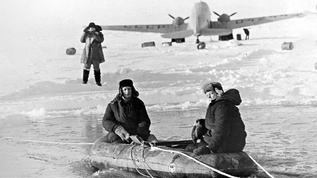 Валерий Лукин с коллегой Олегом Евдокимовым переправляются через ледовую трещину в Арктике. Фото из личного архива
