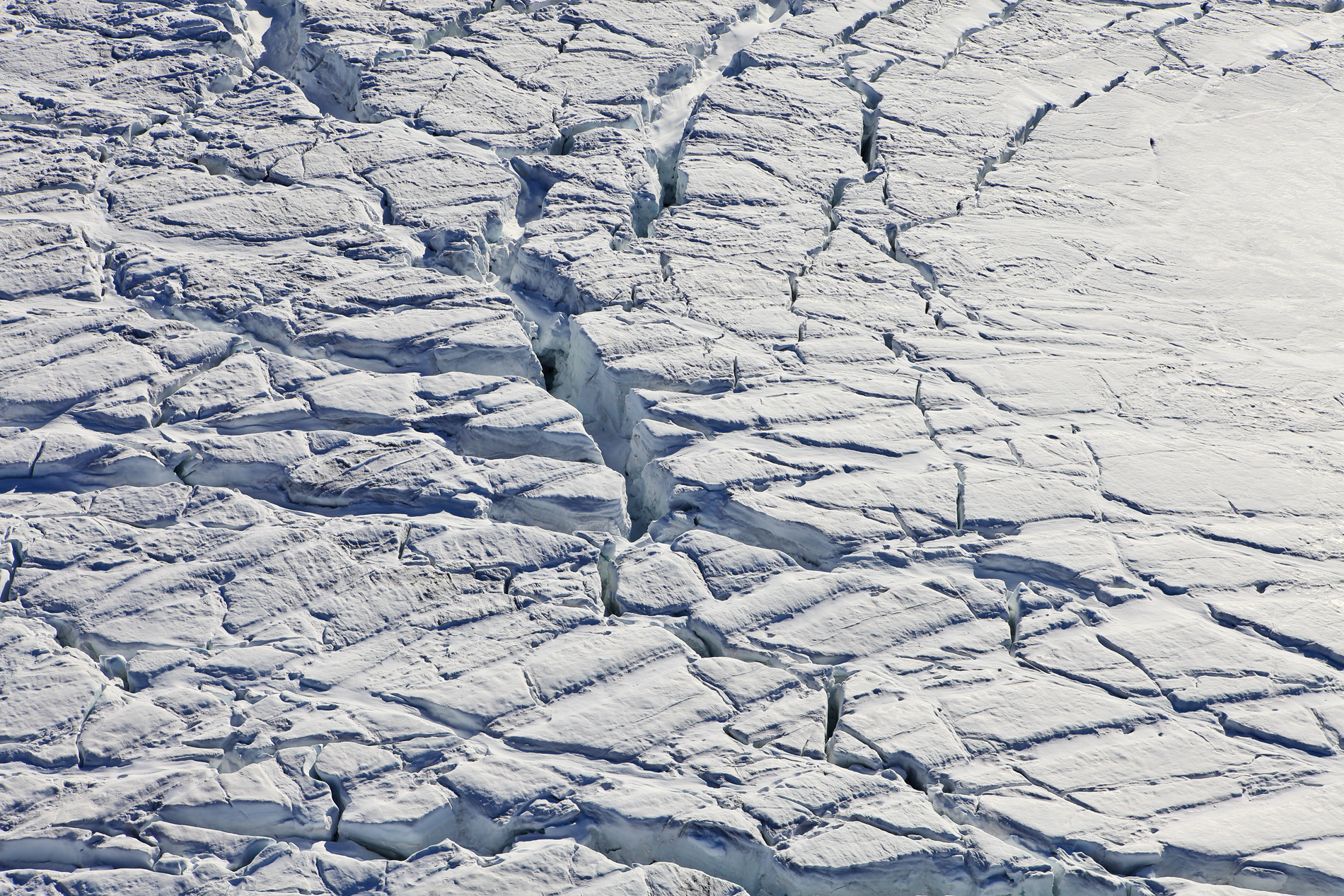 Трещины в леднике очень коварны.  Фото: Владимир Мельник