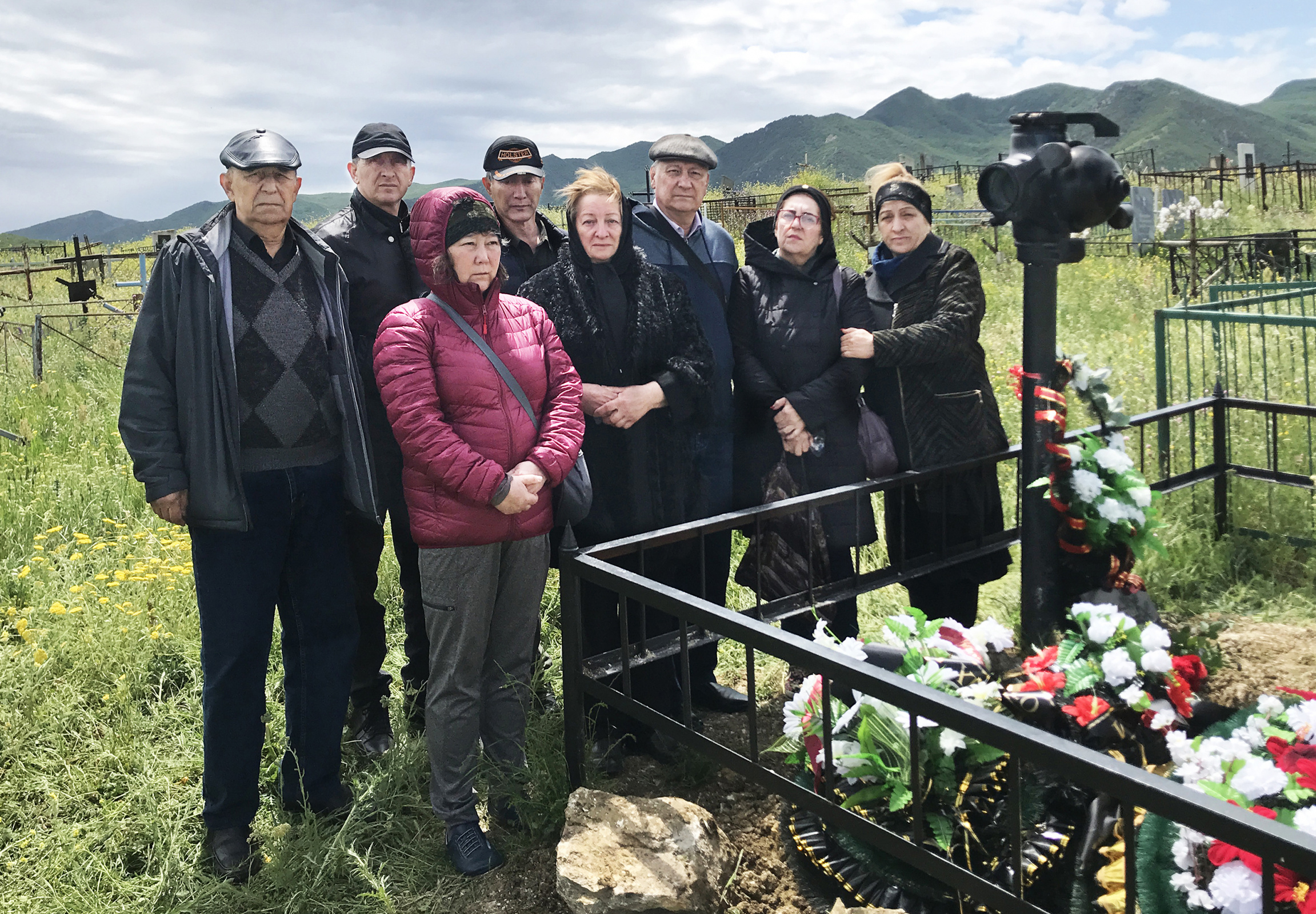 Близкие родственники у могил Петра и Игоря Огая на Махачкалинском кладбище. Фото: Дагестанское отделение РГО