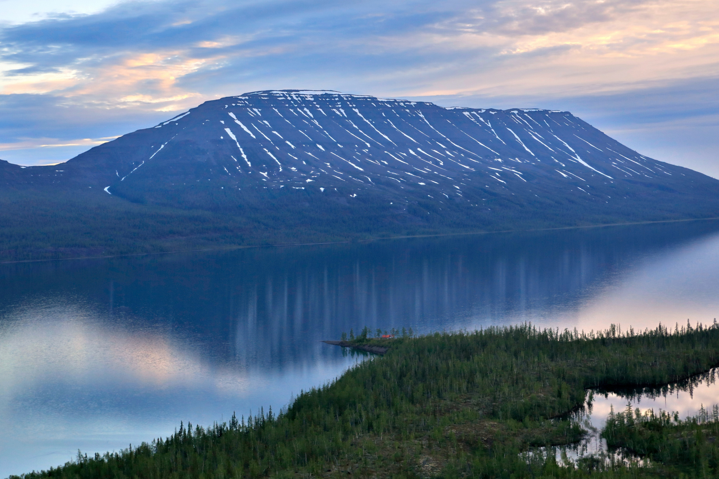 Озеро Глубокое на фоне горы Сундук. Фото: Владимир Горбатовский