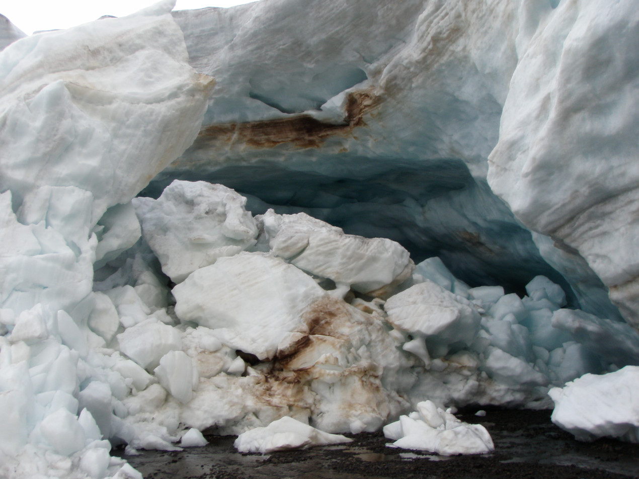 Обвал снега и льда на краю котловины на леднике. Фото: Булат Мавлюдов 