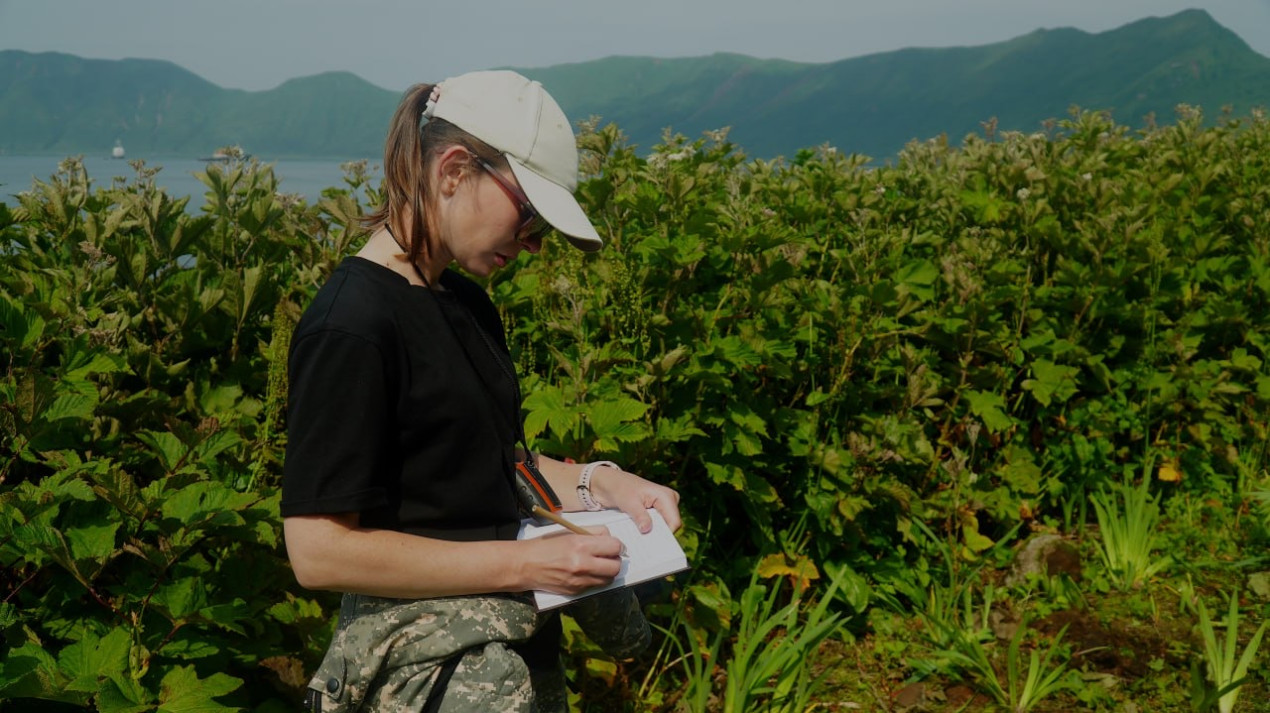 Геофизик ИФЗ РАН Екатерина Мануилова во время экспедиции РГО на Курилы. Фото из личного архива
