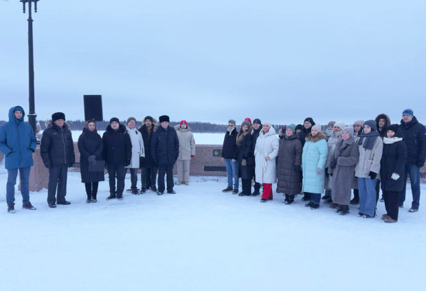 Открытие таблички в честь географа Бориса Городкова. Фото: Д. Дронишенец / Отделение РГО в Ямало-Ненецком автономном округе