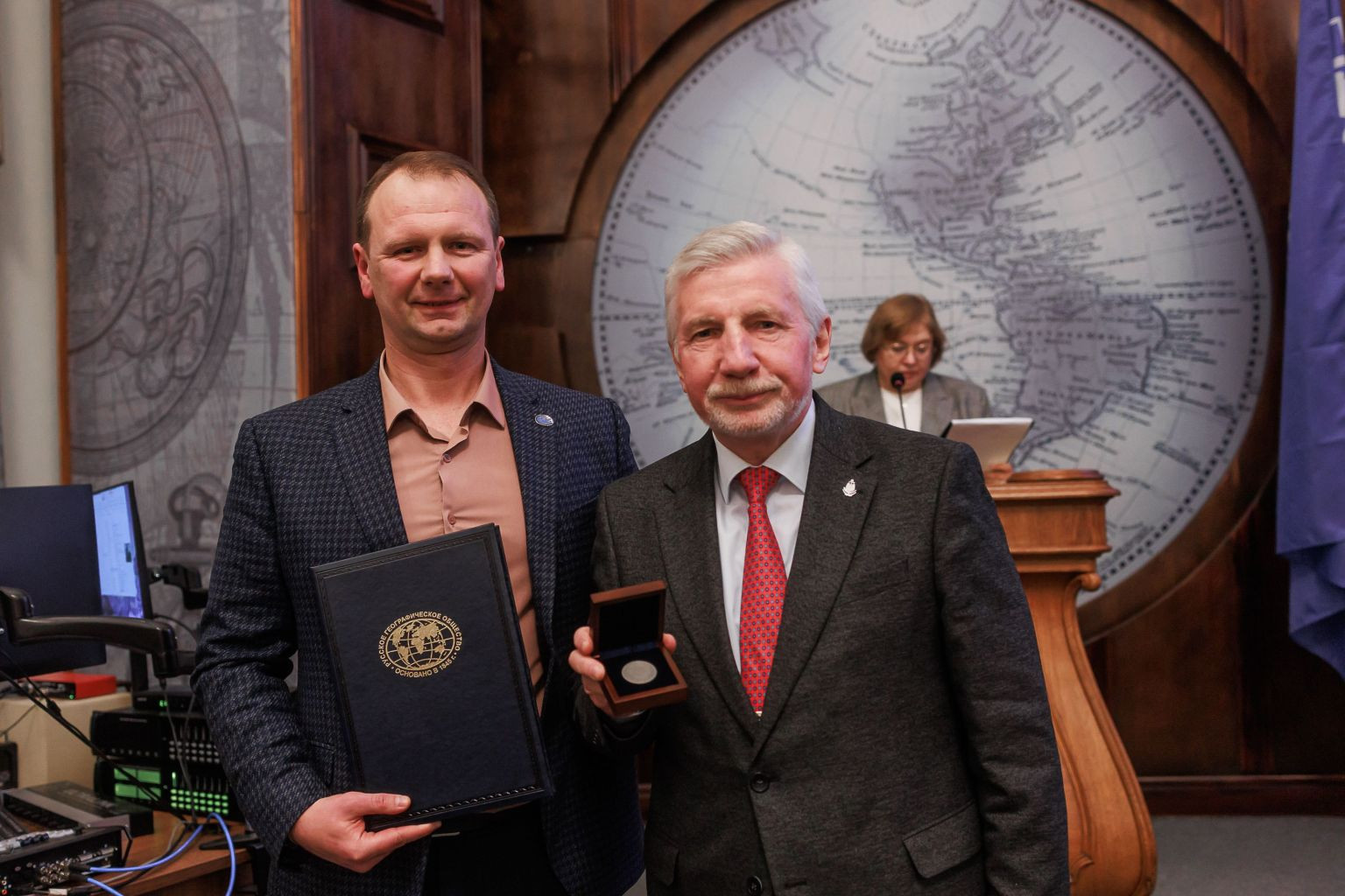 Награждение Валентина Смирнова. Фото: Ольга Семенова / пресс-служба Штаб-квартиры РГО в Санкт-Петербурге